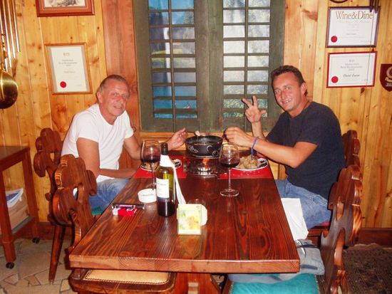"Digges" Foto bei unserem ersten Chäs Fondue auf unserer Reise. Wir feierten die Buchungsbestätigung für die Verschiffung unseres Nissan Patrol nach Sydney, jawoll!!!