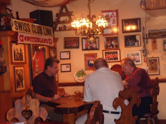 Obligater Stammtisch mit dem Chef und ein paar Schweizer. Der Chef offerierte uns noch ein ,Schnäpschen zum abrunden... Dangge villmoll!!