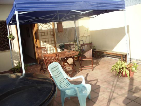 Ankunft im Guest House Rooftop in Melaka. Einen sicheren Parkplatz für unseren Nissan Patrol und eine wunderschöne, billige Unterkunft.