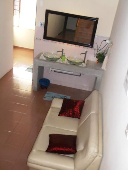 Sauber und schön ist es hier. Das ist das Gemeinschaftsbadzimmer.
Bye, bye, bis zum nächsten Mal.