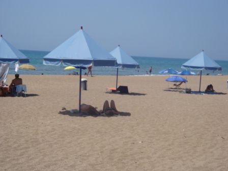 So sieht unser Strand am Wochenende aus. Da hat es dann schon ca. 20 Leute mehr......