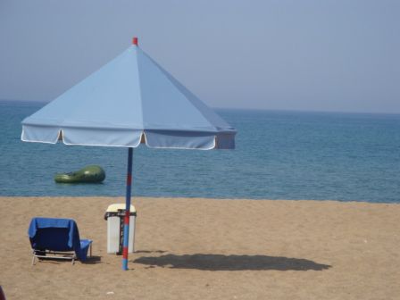 Eine Woche unser Platz mit Sonnenschirm und noch funktionierenden Liegestühlen