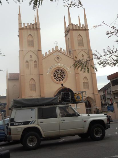Ankunft in Melaka. Tagsueber konnten wir unseren Nissan Patrol hier fuer Fr. 2.-- unter Aufsicht parkieren