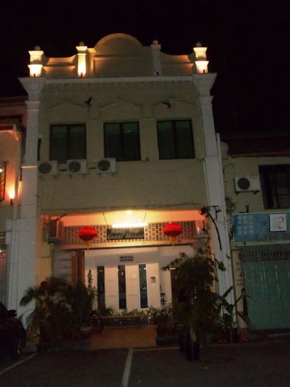 Die Nacht verbrachte dann unser Nissan Patrol vor unserem Guest House Roof top.