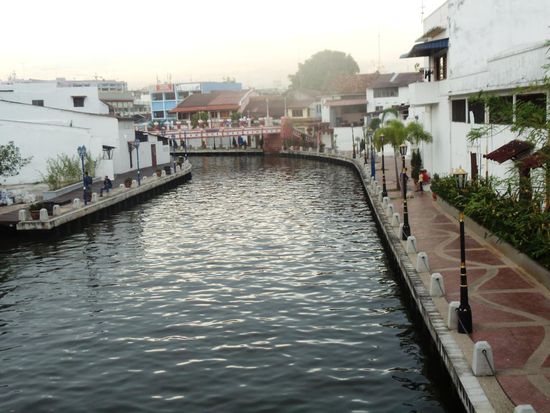 Auf dem Melaka River kann man eine Bootstour rund um die Stadt machen. Hier sieht man zum Glueck nicht, wie schmutzig dieser ist.