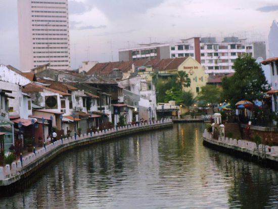 Den ganzen Tag durch fahren Stadtangestellte mit dem Boot auf dem Melaka River und fischen den Muell raus. Es hat hier an den beiden Stegs viele Restaurants und Guest Houses. Leider werfen hier sehr viele ihren Muell rein