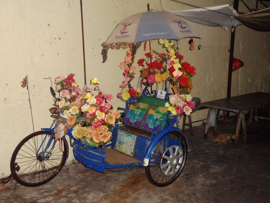 Transportmittel in Melaka. Jeder hat hier eine Stereo Anlage drauf montiert, welche immer voll aufgedreht zu hoeren ist. Was uns hier noch ueberraschte, war die Zuerich Versicherung Werbung..Tja, wen freuts??