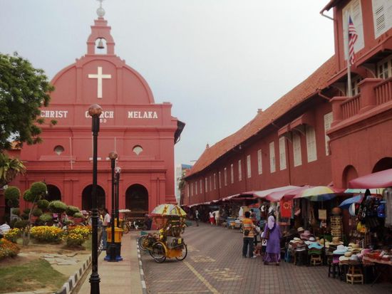 Christ Church im Zentrum Melakas mit vielen Marktstaenden