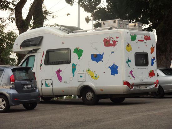 Bei der Christ Church vorbei Richtung St. Pauls Huegel sahen wir auf dem Parkplatz diesen Camper. Wir staunten nicht schlecht, als wir das Nummernschild in Augenschein nahmen. Ein Schweizer Nummernschild vom Kanton VD. Wir klebten unsere Telefonnummer unter die Scheibenwischer, da sie nicht vor Ort waren