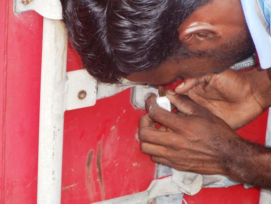 Nach Melaka gings nach Port Klang und unser Nissan wurde in den Container verfrachter. Hier wird der Container versiegelt. Jetzt sind wir fuer drei Wochen Backpackers...