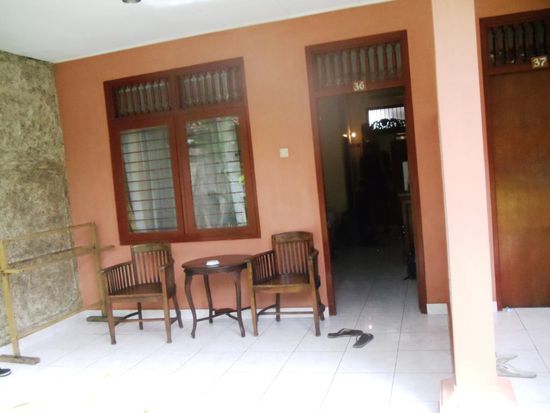 Nach einem Super Flug kamen wir in Bali an. Unser Bungalow in Kuta.