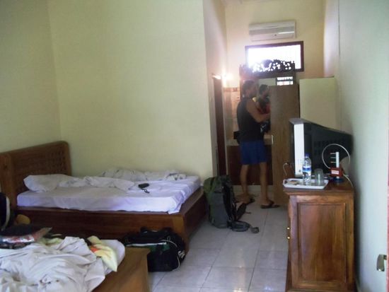 Unser Zimmer in Kuta. Hier verbrachten wir viel Zeit mit schlafen und lesen, waehrend es draussen regnete und regnete...