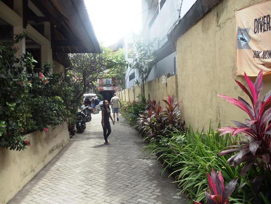 In den Gassen von Kuta, der Eingang zu unserem Guest House