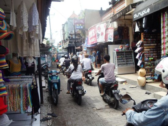 Unendliche und viele Gassen mit hunderten von Vekaufslaeden. Hier kreuzen sogar Autos und es wird die ganze Zeit gehupt. Einfach hektisch..