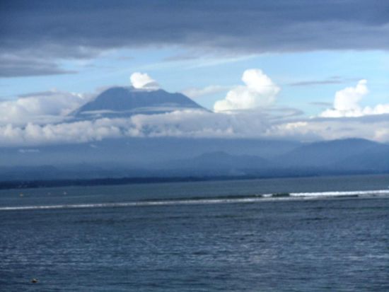 Diesen Vulkan in der Naehe von Ubud wollen wir auch noch besichtigen. Vielleicht gibts dann im naechsten Bericht noch schaerfere Fotos von diesem Vulkan. Bis dann!!