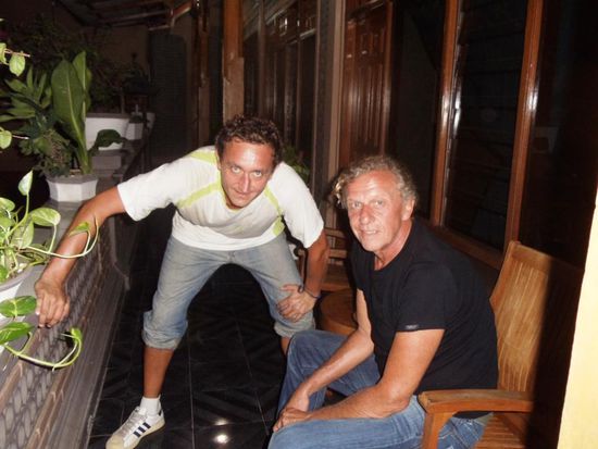 Letztes Bild von Bali in Kuta vor unserem Zimmer im Guest House. Bei 30 Grad haben wir unsere "Flugkleidung" montiert und sind dann ab auf den Flughafen.