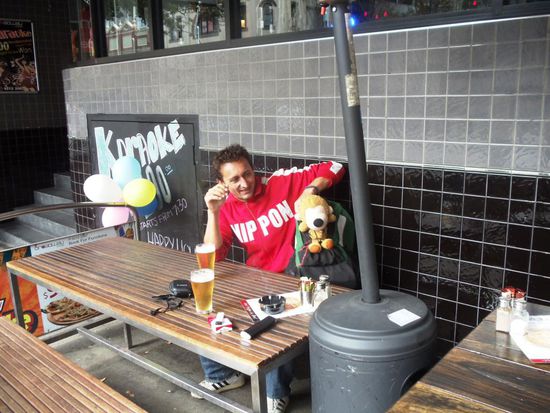 Muede kamen wir um sieben Uhr morgens in Sydney an. Wir mussten irgendwie die Zeit ueberbruecken, da wir erst um 14.00 Uhr ins Hostel gehen konnten um ein wenig zu schlafen.