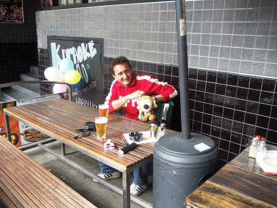 Mit ein paar Aussi Bierchen warteten wir sehnlichst auf unser Bett.