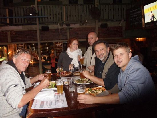 Nach ein paar Stunden Schlaf gingen wir zusammen mit Andrew und ein paar Freunden ins Hotel Rose Pub auf ein paar Bierchen und gutes Essen mit Livemusik.