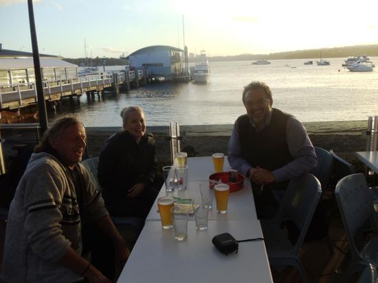 ... Andrew abholen. Nach einem Begruessungsbierchen gings dann ab nach Hause.