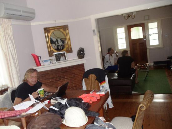 Am Sonntag, nach der Abschiedsfete von Tobi, hingen wir den ganzen Tag alle zu Hause rum. Urs schrieb den Reisebericht,