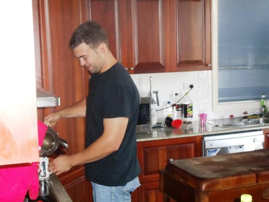 ..und Kyle hantierte irgend was in der Kueche.