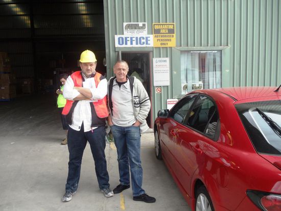 Am Montag den 2. Mai um 12.00 Uhr ist es endlich so weit. Im Depot ANJ Container Services  in Sydenham, Sydney können wir endlich den Container mit unserem Nissan Patrol abholen. Andrew hilft uns bei den Formalitäten und stellt auch von Anfang an einen guten, freundlichen Kontakt her. Das ist immer wichtig, wenn man mit Behörden zu tun - weiss ja Jeder...