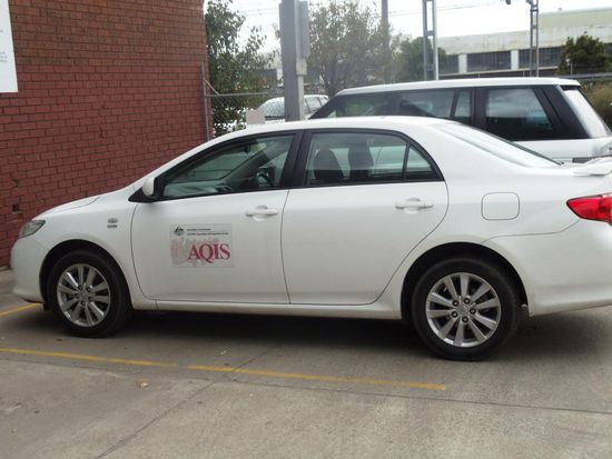 Der Quarantäneinspector von der AQIS (Australian Quarantine and Inspection Service) ist auch schon da. Wir sind gespannt.