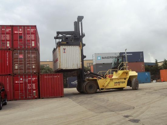 Im nächsten Container - der Rote - sollte unser Nissan Patrol sein