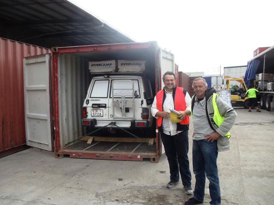 Ein wirklich schöner Moment. Die Türen des Containers gehen auf und wir freuen uns, unseren Nissan Patrol so heil und unversehrt wieder sehen zu können.