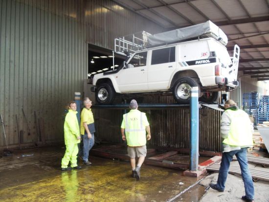 Dann wurde unser Nissan Patrol genaustens unter die Lupe genommen. Grundsätzlich war der Inspector  mit der Sauberkeit zufrieden. Aber zuerst musste noch der Unterboden eine Stunde lang gereinigt werden. Links die beiden Depotangestellten, in der Mitte der Inspector und rechts kommt noch Urs dazu, damit auch alles mit rechten Dingen zu und her geht.