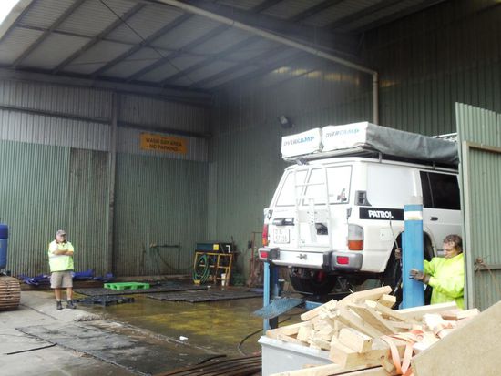 Der Angestellte vom Depot war pudelnass nach der Reinigung. Der Inspector schaute der Sache eine gute Stunde ganz gelassen zu.