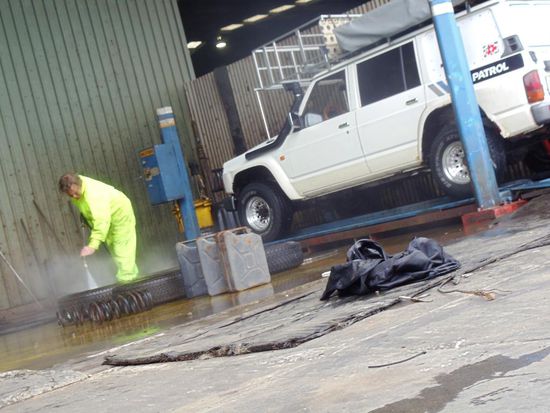 Dann mussten nur noch die Winterräder, die Fahrwerksfedern und die Kanister gereinigt werden.