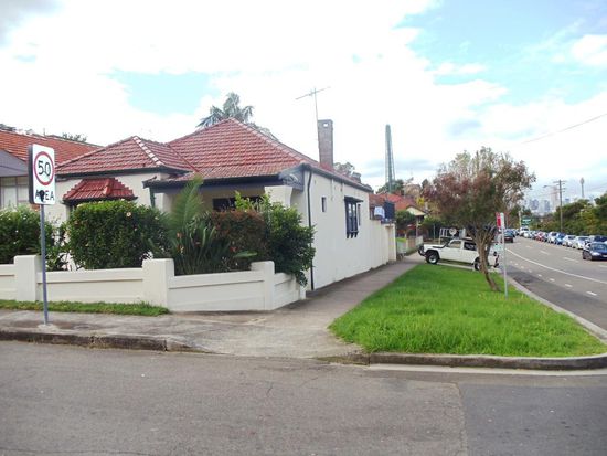 Vor dem Haus konnten wir unser Auto parkieren und die Zelte reinigen.