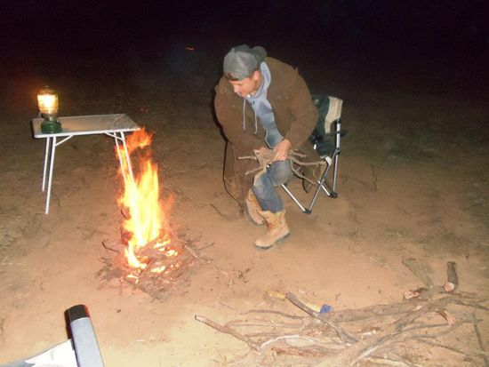 Um ein Uhr morgens fanden wir irgendwo im Outback ein Plätzchen. Jeder ging sofort an irgendeine Arbeit. Scotty beim Feuer machen