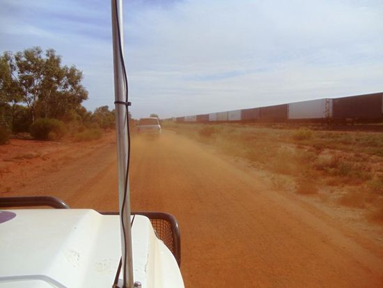 On the road. Der Zug fuhr ca. 120 km/h. Eindeutig zu schnell für uns.