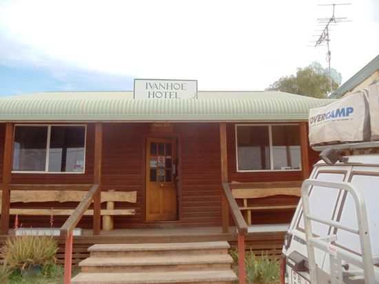 In Invanhoe gingen wir auf ein Bier ins Pub. Das Einzige dort. Hotel bedeutet eigentlich meistens Pub in Australien. War für uns auch neu, aber das lernt man ja schnell....