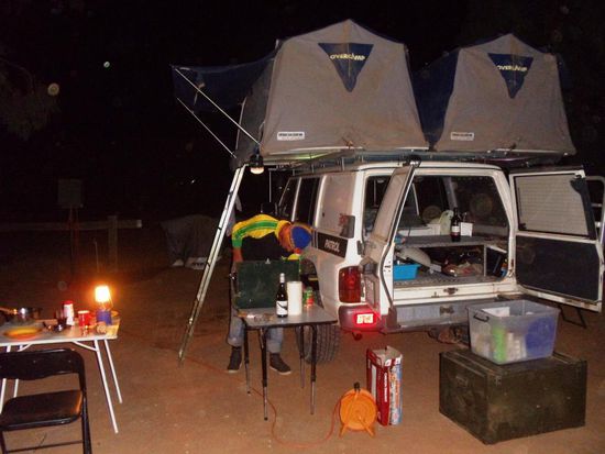 In Tibooburra fanden wir einen Caravan Park. Hier konnten wir uns und das Geschirr waschen. Auch wurde unser Coleman Kocher nach langer Zeit wieder in Betrieb genommen