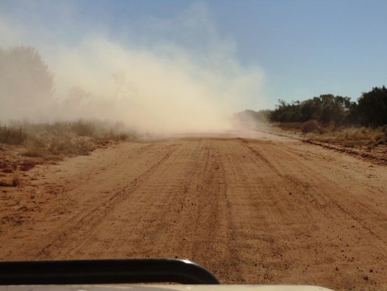 Gut eine halbe Stunde mussten wir hinter einem Truck hinterhertuckern, bis er uns endlich vorbeiliess. Zu nah aufschliessen geht nicht, durch den aufwirbelnden Staub sieht man gar nichts