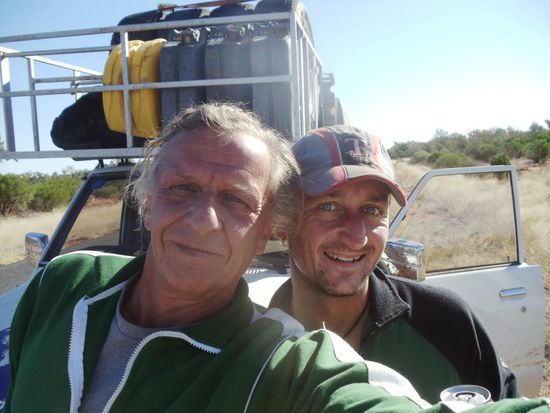 Bei diesem 200'000 Km Ereignis hielten wir für ein Bier und ein Foto an. Das muss doch festgehalten werden