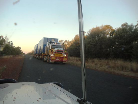 Typischer Road Train mit ca. 50 Meter Länge