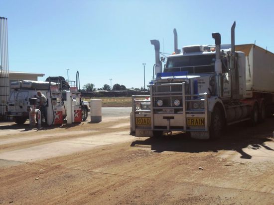 Sind schon riesige Dinger! Tankten hier gleichzeitig mit so einem Road Train. Da sieht unser Nissan Patrol gaaaanz winzig aus..