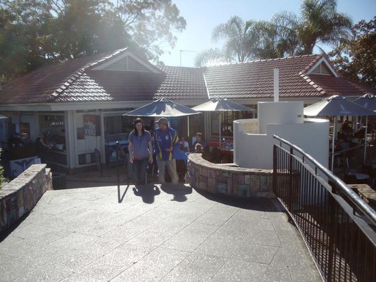 Nach unserer Ankunft zeigte uns Jessica Brisbane mit dem Auto. War eine sehr interessante Sightseeing Tour. Hier erklimmen wir den Hausberg von Brisbane, den Mount Coot-tha. Er ist 287 Meter hoch (also mehr ein Hügelchen..) und man hat einen herrlichen Ausblick auf ganz Brisbane.