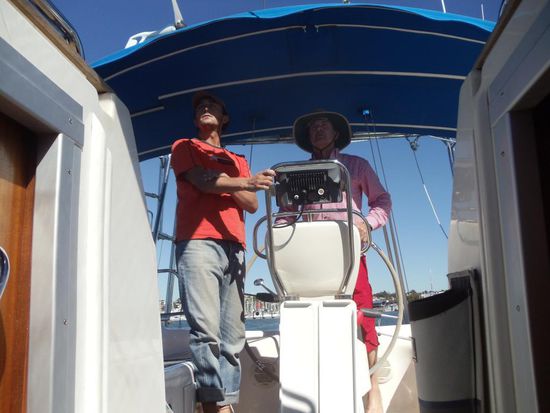 Um halb elf legten wir ab. Glenn manövrierte uns sicher und gekonnt aus dem Hafen. Natürlich zuerst mit dem 50 PS starken Motor.