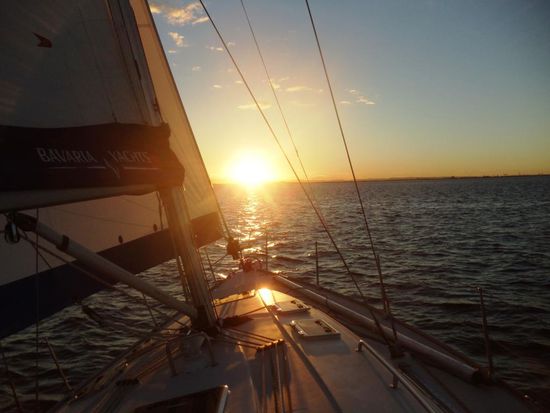 Die Sonne ging unter und wir genossen es, der Sonne und dem Hafen entgegen zu segeln
