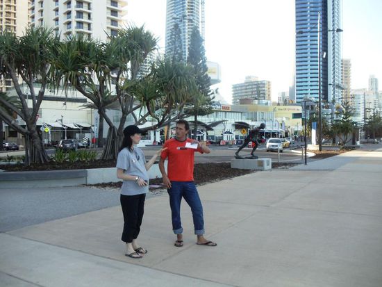 Mitten an der Strandpromenade an der Gold Coast. Jessica erklärt mir vermutlich wieder einmal etwas. Ist ja schon lange her, dass wir so viel und so lange mit jemandem von hier uns auf Schwiizerdütsch unterhalten konnten
