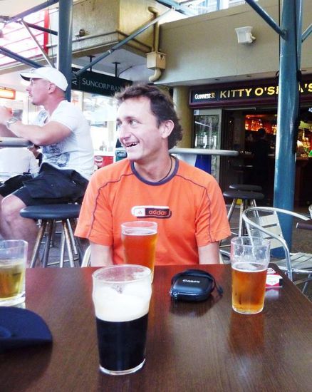 Ein Bier im Zentrum der Gold Coast durfte natürlich auch nicht fehlen. Hier sitzen wir in der Cavelle Avenue und Russell erzählte uns Episoden und Geschichten über Australien, Queensland und Brisbane.