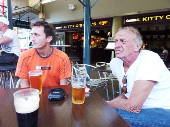 Hier erwischte er uns, als wir eine Metermaid beobachteten. Diese Metermaid sind hübsche, junge Frauen und werden von den Ladenbesitzern der Cavelle Avenue bezahlt. Sie werfen Münzen in die Parkuhren, damit es für die Besucher hier keine Parkbussen gibt. Eigentlich ne tolle Sache und dazu noch eine Augenweide...