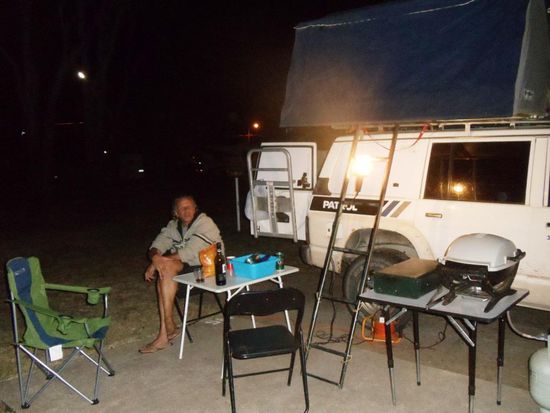 In Hervey Bay angekommen, teilte man uns mit, dass keine Fähre mehr nach Fraser Island geht. Also übernachteten wir auf dem Scarness Caravan Park. Den treuen und genau beobachtenden Lesern sind sicher unsere neuen Stühle aufgefallen. Wir haben eine elfmonatige Pendenz erledigt und uns Campingstühle besorgt. Uiui und uff, das ist jetzt ein richtig bequemes Sitzen..