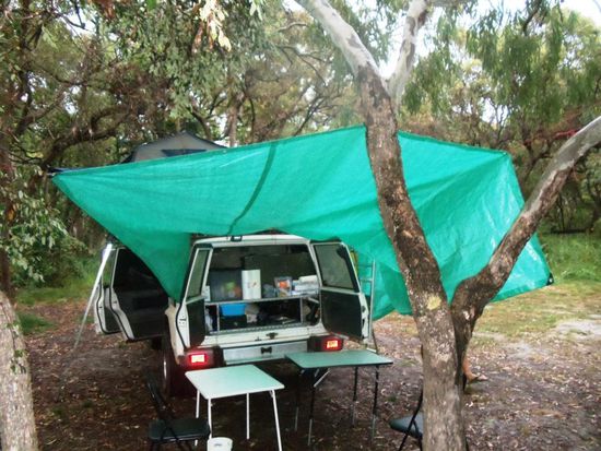 Unsere erste Übernachtung auf Fraser Island am Waddy Point. Bei unserer Ankunft begann es zu regnen und wir montierten die Blache, welche uns Tobi (nomoll Dangge Tobi..) geschenkt hat.